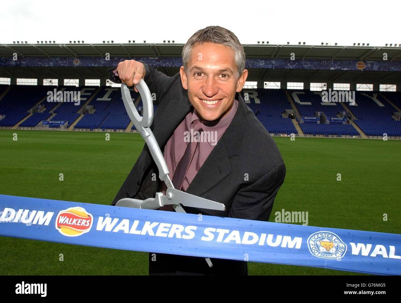 Gary Lineker enthüllt offiziell das neue Stadion des Leicester City Football Club, das Walker Stadium. KEINE NUTZUNG DER INOFFIZIELLEN CLUB-WEBSITE * Lineker ist die Speerspitze eines Konsortiums, das die Kontrolle über den Cash-strapped First Division Club, der beim High Court beantragt, um in die Verwaltung gestellt werden übernehmen. Letzte Woche, Leicester, die von der Premiership in der vergangenen Saison abgestiegen wurden, vereinbart eine Lohn-Aufschub-Paket mit ihren Spielern in einem Versuch, ihre finanziellen Probleme zu erleichtern. Lineker, der 48 Tore für England erzielte, spielte für Leicester für sieben Jahre von 1978-85, bevor er auf Everton, Barcelona Stockfoto