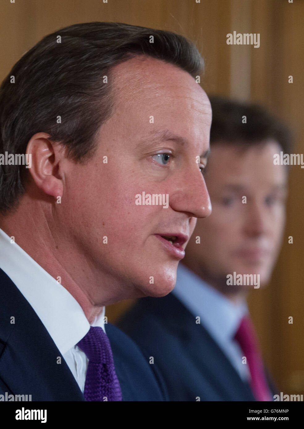 Premierminister David Cameron und der stellvertretende Premierminister Nick Clegg halten heute eine Pressekonferenz in der Downing Street 10 in London ab, wo sie über die Bestätigung sprachen, dass neue Gesetze durch das Parlament gehetzt werden sollen, damit Polizei und MI5 Handy- und Internetdaten untersuchen können. Stockfoto