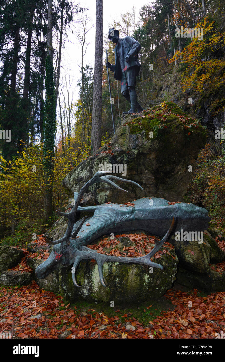 Kaiser-Jagd-Statue mit Kaiser Franz Josef und Rotwild, offenbar von den Gegnern der Jagd mit roter Farbe, Bad Ischl verschmiert, Stockfoto