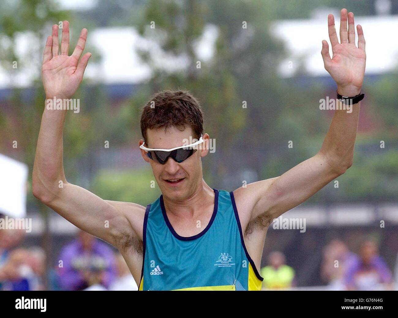 Nathan Deakes aus Australien feiert seinen Sieg im 50-km-Lauf der Herren in den Commonwealth-Spielen und folgt seinem Sieg im 20-km-Lauf. Stockfoto