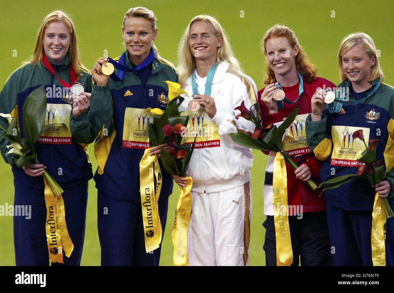 Die Australier Tatiana Grigorieva (2L) feiert ihren Goldmedaillensieg im Polsprung-Finale der Frauen mit ihrem Landsmann Kym Howe (L), der die Silber- und Bronzemedaillengewinnerin Irie Hill (C) in England gewann. *...... , die Australier Bridgid Isworth (R) und die Kanadier Stephanie McCann (2R) bei den Commonwealth Games 2002 in Manchester. Stockfoto