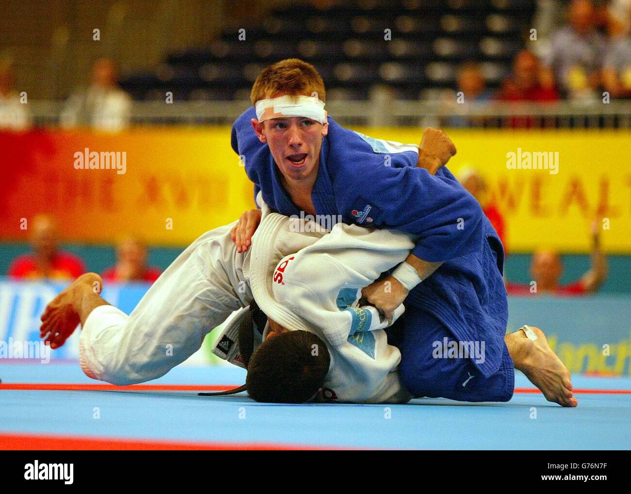 Englands Craig Fallon gewinnt Gold nach dem Sieg über den indischen Akram Shah im Finale der Under Men's 60 kg Klasse während der Commonwealth Games Judo Wettbewerb in Manchester. Stockfoto