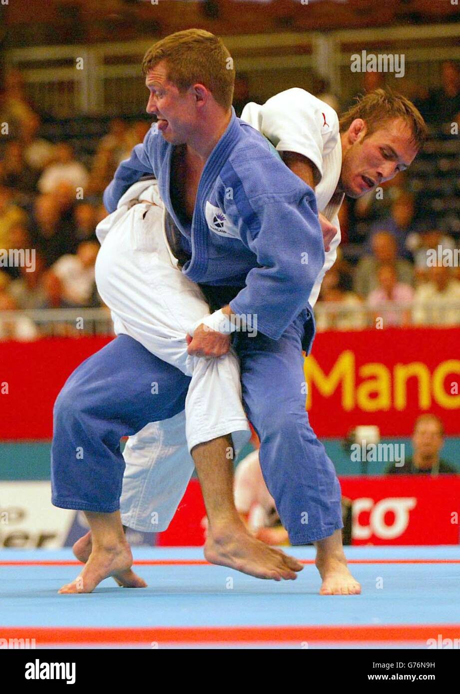 Herren 66 kg Judo - James Warren (weiß) & David Somerville Stockfoto