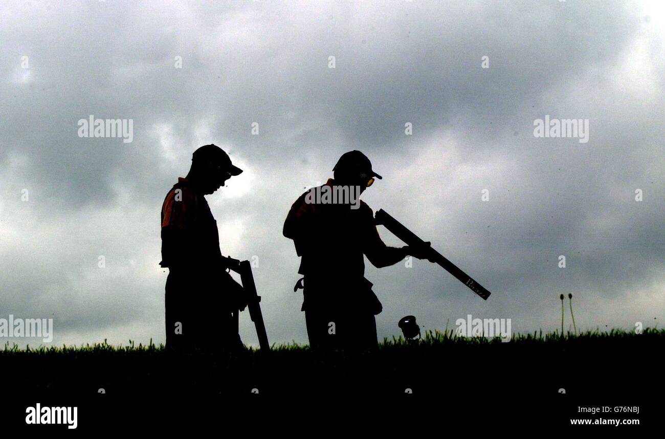 Der australische Goldmedaillengewinner Michael Diamond (rechts) und der Silbermedaillengewinner Adam Vella schießen beim Men's Trap Single Event der Commonwealth Games 2002 im National Shooting Center, Bisley. Stockfoto