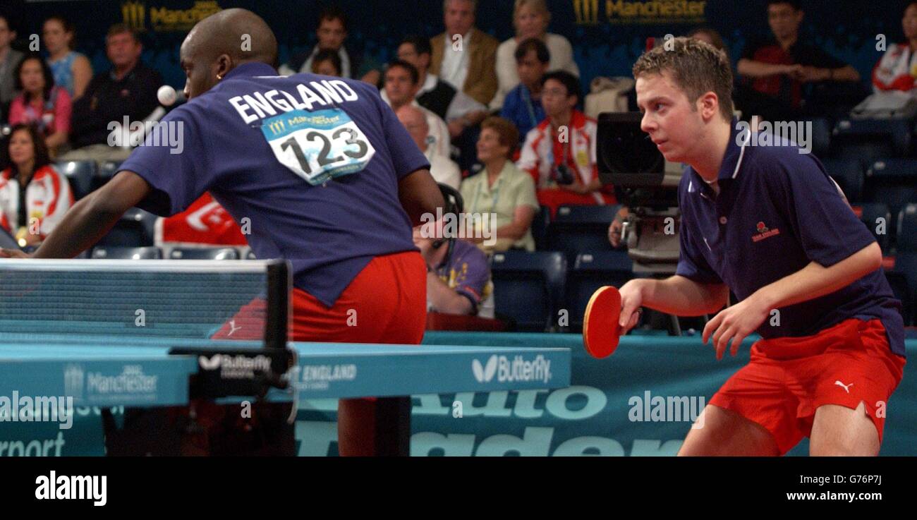 Die Engländerinnen Gareth Herbert (links) und Andrew Baggaley in Aktion gegen die Inder Raman Subramanian und Chetan Panduranga Baboor (nicht abgebildet) im Halbfinale der Herren im Tischtennis während der XVII Commonwealth Games. *... im Tischtennis-Zentrum, Sports City, Manchester. Stockfoto