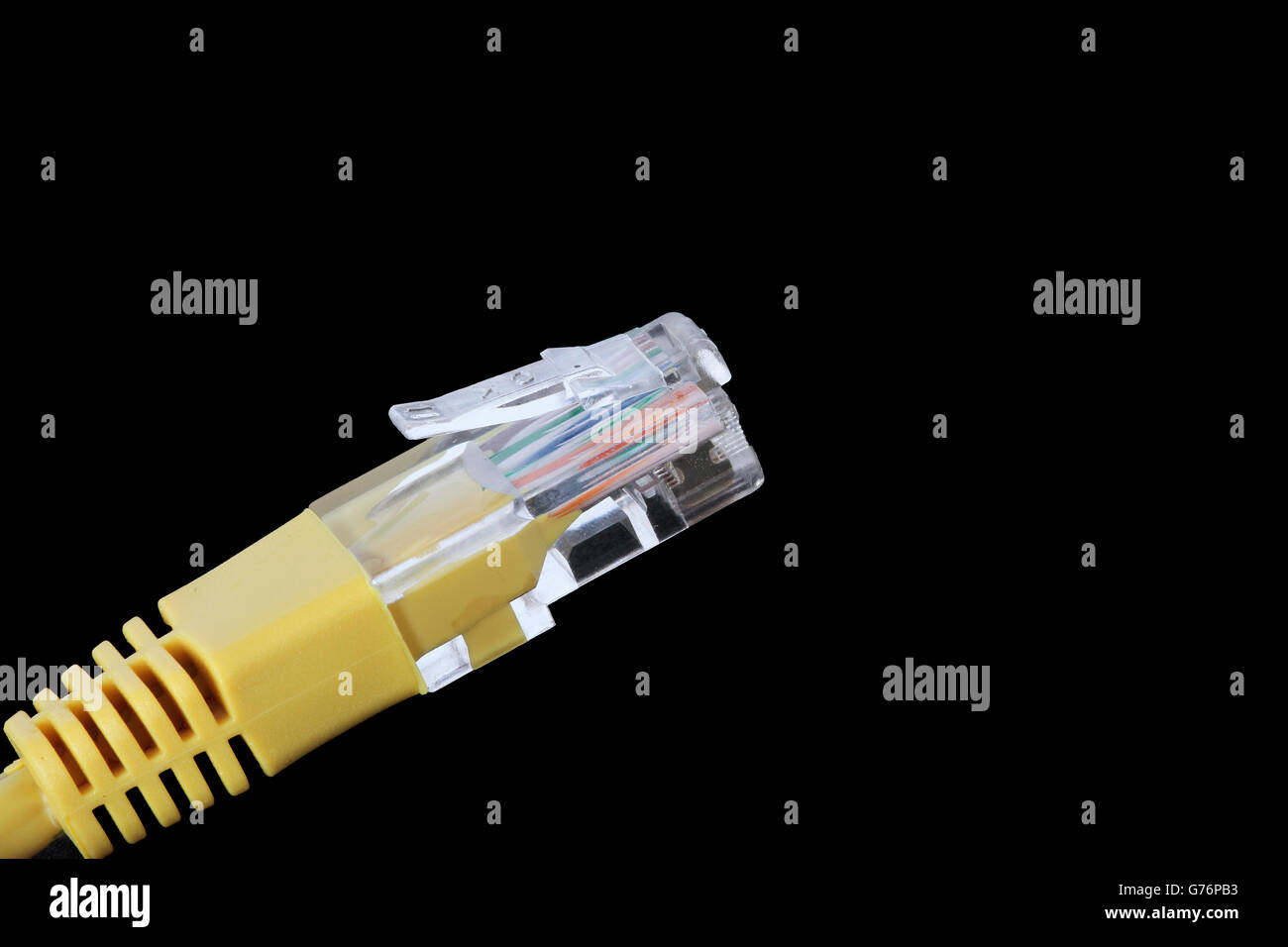 Vordergrund der gelben Netzwerkkabel über schwarzen Hintergrund Stockfoto