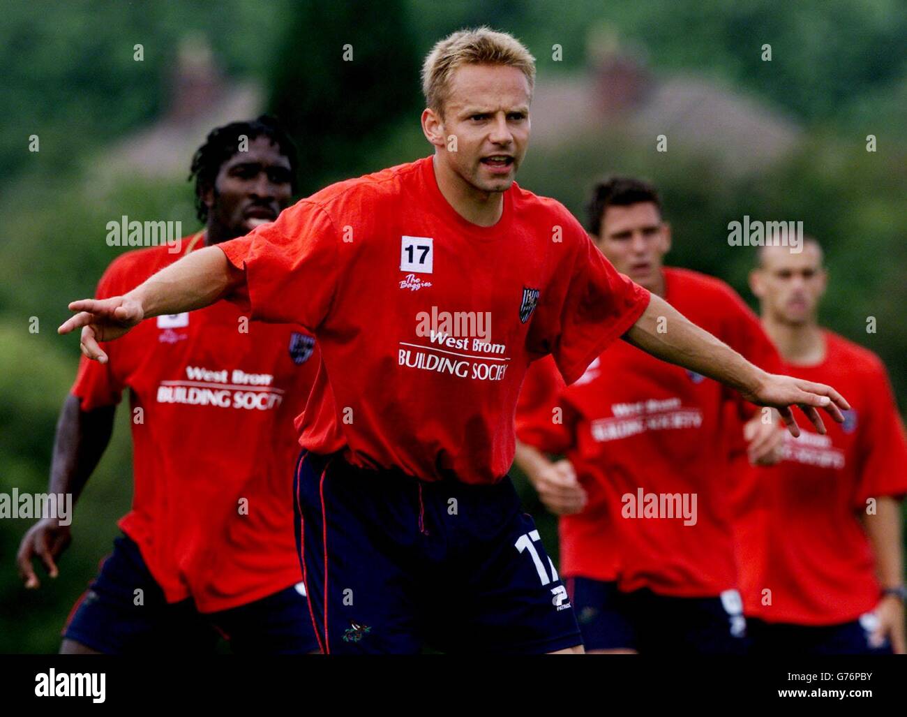 West Bromwich Albion-Verteidiger Larius Sigurdsson , Darren Moore, (links) Phil Gilchrist, (2. Rechts) und Neil Clement (rechts) arbeiten während des Trainings auf dem Aston University Sports Ground, Birmingham, vor ihrem Eröffnungsspiel in der Premiership gegen Manchester United am Samstag in Old Trafford an der Verteidigung. Stockfoto