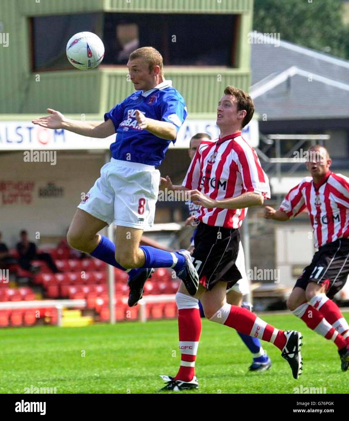 Carlisle United's Mick Galloway (links) gewinnt einen Luftball vor Lincoln City's Peter Gain , während ihres Nationwide Division Three Spiels auf Lincoln's Sincil Bank Ground. KEINE INOFFIZIELLE CLUB-WEBSITE. Stockfoto