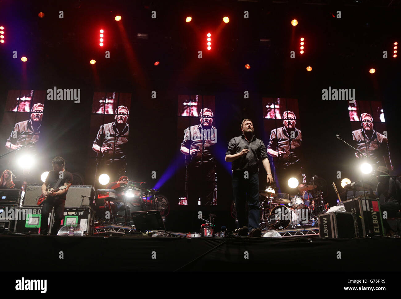 Guy Garvey von Elbow spielt auf der Bühne von Radio 1 beim T in the Park Festival, das im Balado Park in Kinross, Schottland, stattfindet. Stockfoto