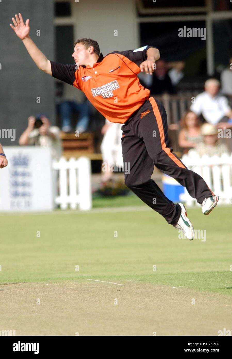 Tim Bresnan von Yorkshire Phoenix versucht, Iain Sutcliffe von Leicestershire Foxes während des Norwich Union Division One-Matches in Grace Road, Leicester, zu fangen und zu schüchtern. Stockfoto