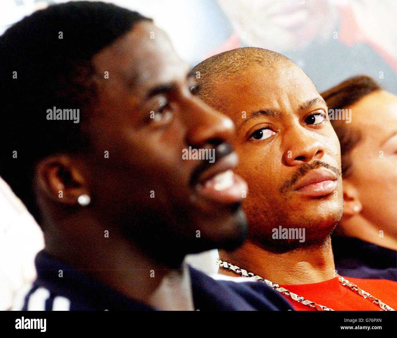 Der schnellste 100-Meter-Mann der Welt, Maurice Greene (rechts), aus den USA, hört dem amtierenden 100-Meter-Europameister Dwain Chambers aus Großbritannien zu, der sich auf die 4. Runde vorbereitet. * die Pressekonferenz wurde im Crotdon Park Hotel für den Norwich Union Grand Prix Leichtathletik-Wettbewerb im Crystal Palace abgehalten. Stockfoto