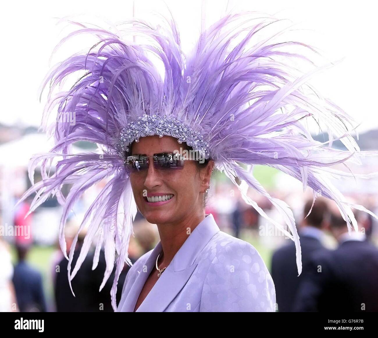 Rebecca Shaw, die Gewinnerin des Wettkampfes „Best Dressed Lady“ beim Ebor-Treffen in York. Stockfoto