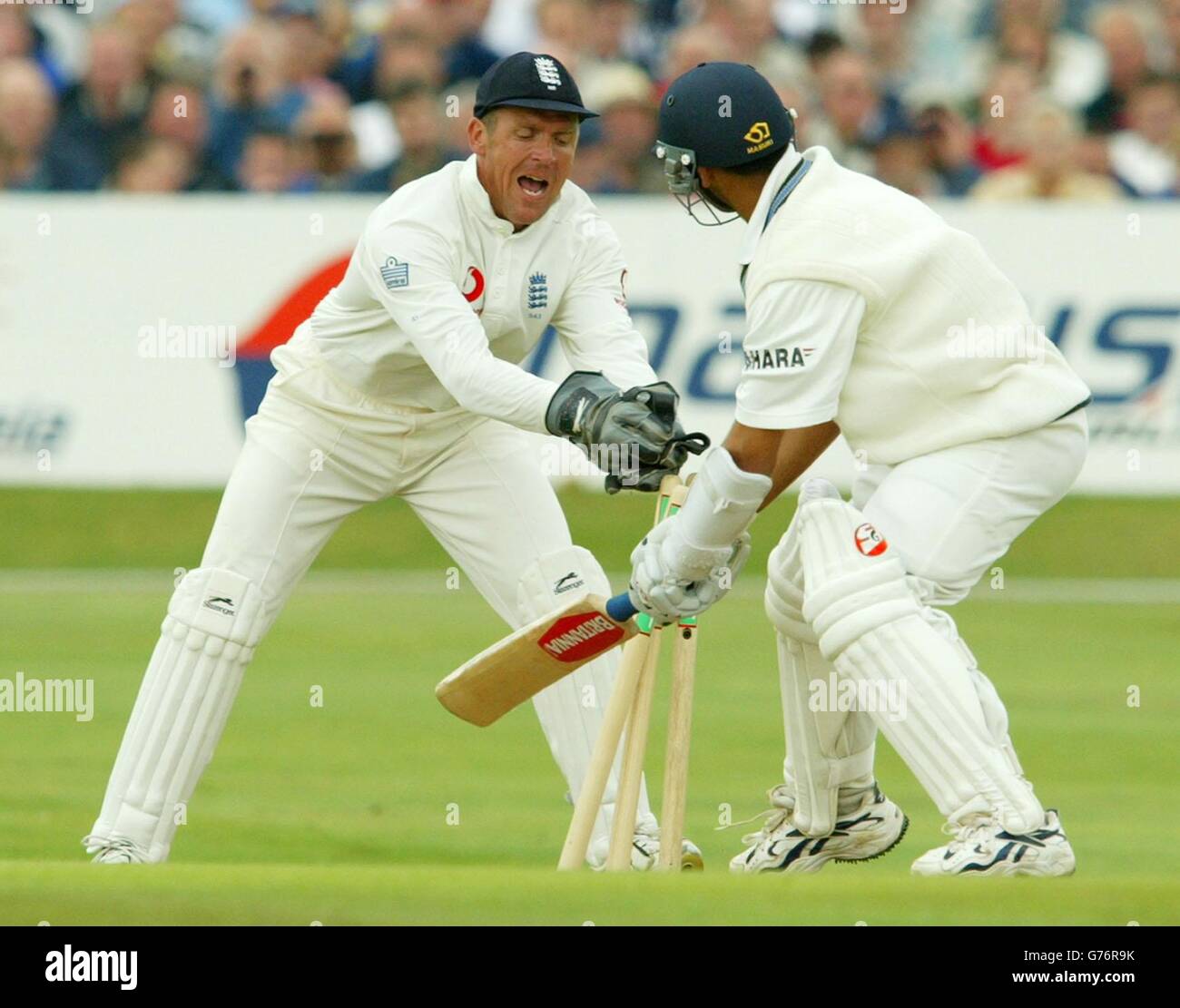 Der englische Wicket-Torwart Alec Stewart gelingt es, den indischen Raul Dravid für 148 am zweiten Tag des dritten Npower-Testmatches zwischen England und Indien in Headingley in Leeds zu stürzen. Stockfoto