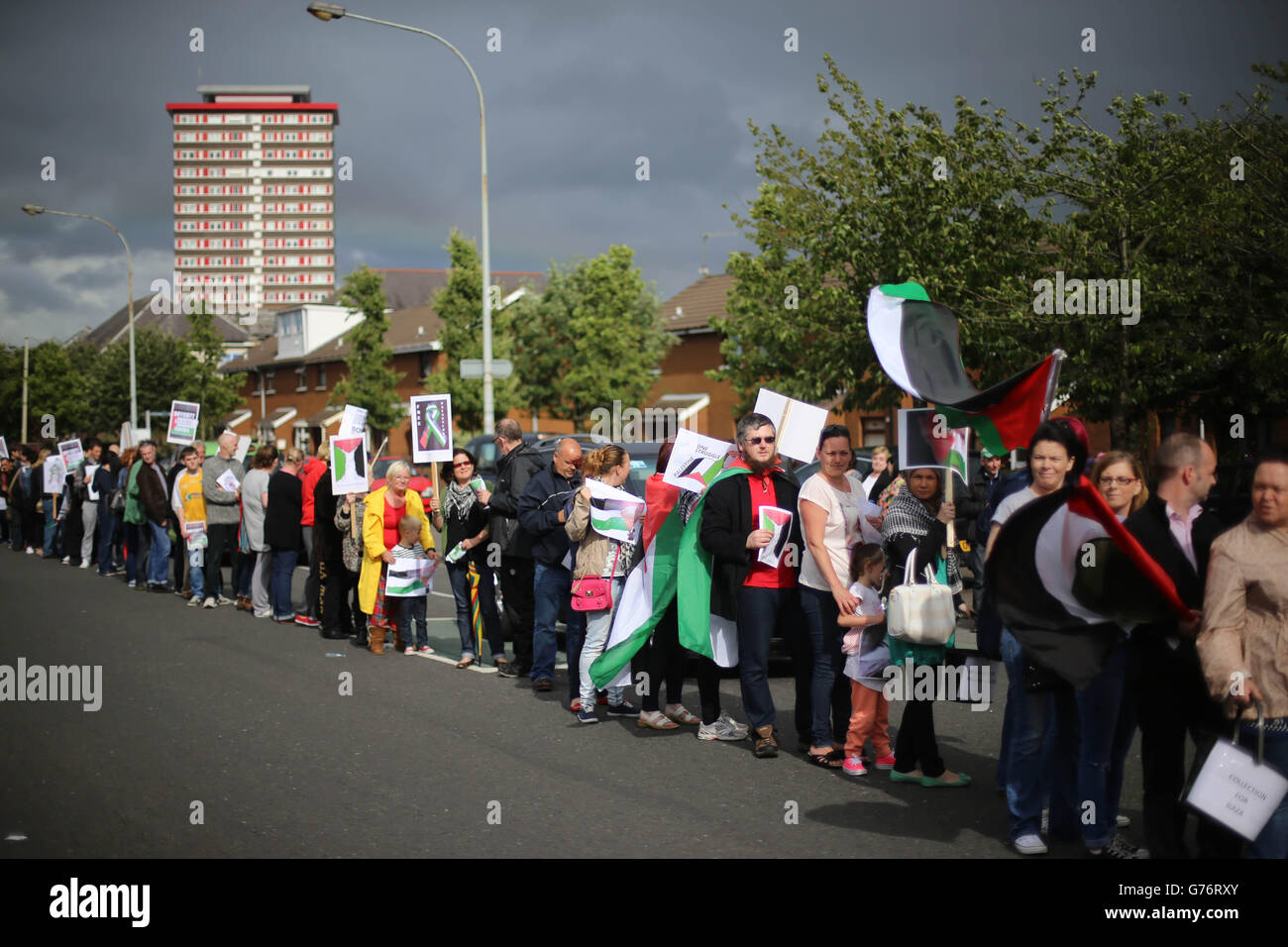 Menschenmengen nehmen an einer weißen Streikposten auf der Falls Road in Belfast Teil, die von den Belfast Friends of Palestine in Opposition zu den israelischen Bombardierungen von Gaza organisiert wird. Stockfoto