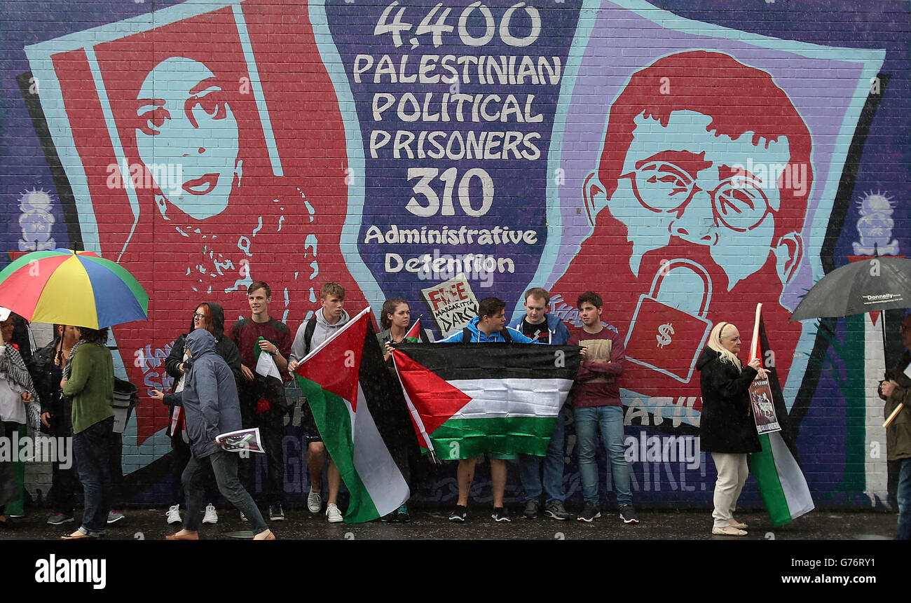 Menschenmengen nehmen an einer weißen Streikposten auf der Falls Road in Belfast Teil, die von den Belfast Friends of Palestine in Opposition zu den israelischen Bombardierungen von Gaza organisiert wird. Stockfoto