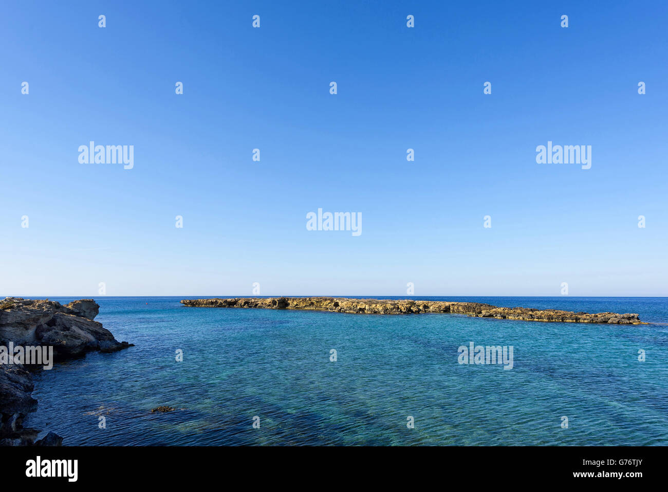 Foto des Meeres in Protaras mit Felsen, Zypern Insel. Stockfoto