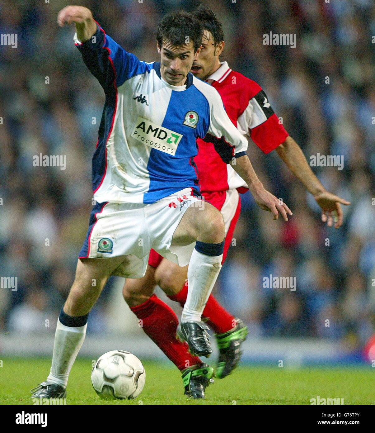 Blackburn Rovers Keith Gillespie überspringt eine Herausforderung von Georgi Georgiev, dem PFC CSKA Sofia, während der 1. Runde des UEFA-Pokals im First Leg-Spiel im Ewood Park, Blackburn. Stockfoto