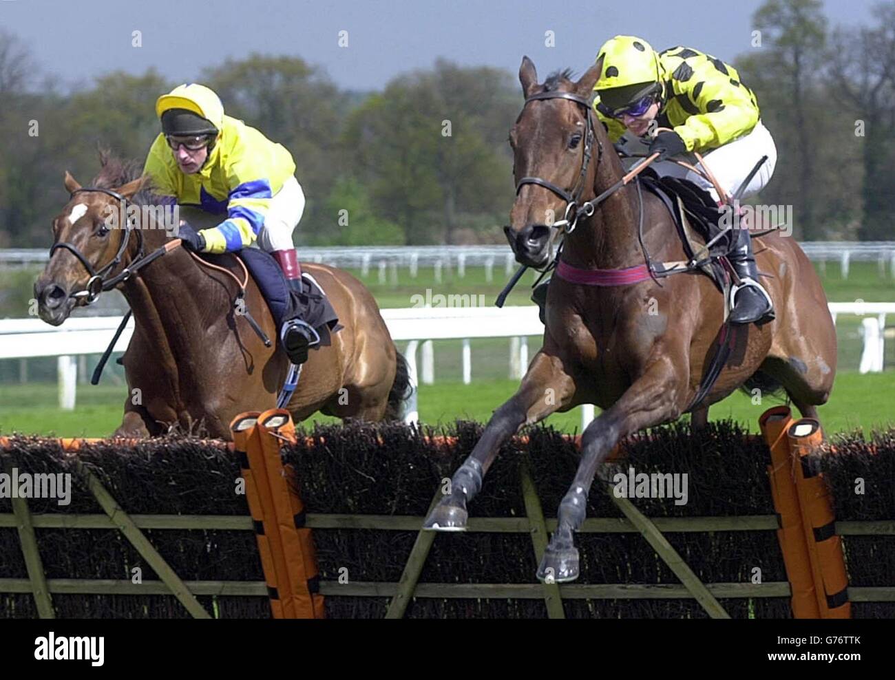 Fait Le Jojo, geritten von Richard Johnson (rechts) springt den letzten Zaun vor Angels Venture, geritten von Jim Culloty, um die Handicap-Hürde des Royal Ascot Racing Club in Ascot zu gewinnen. Stockfoto