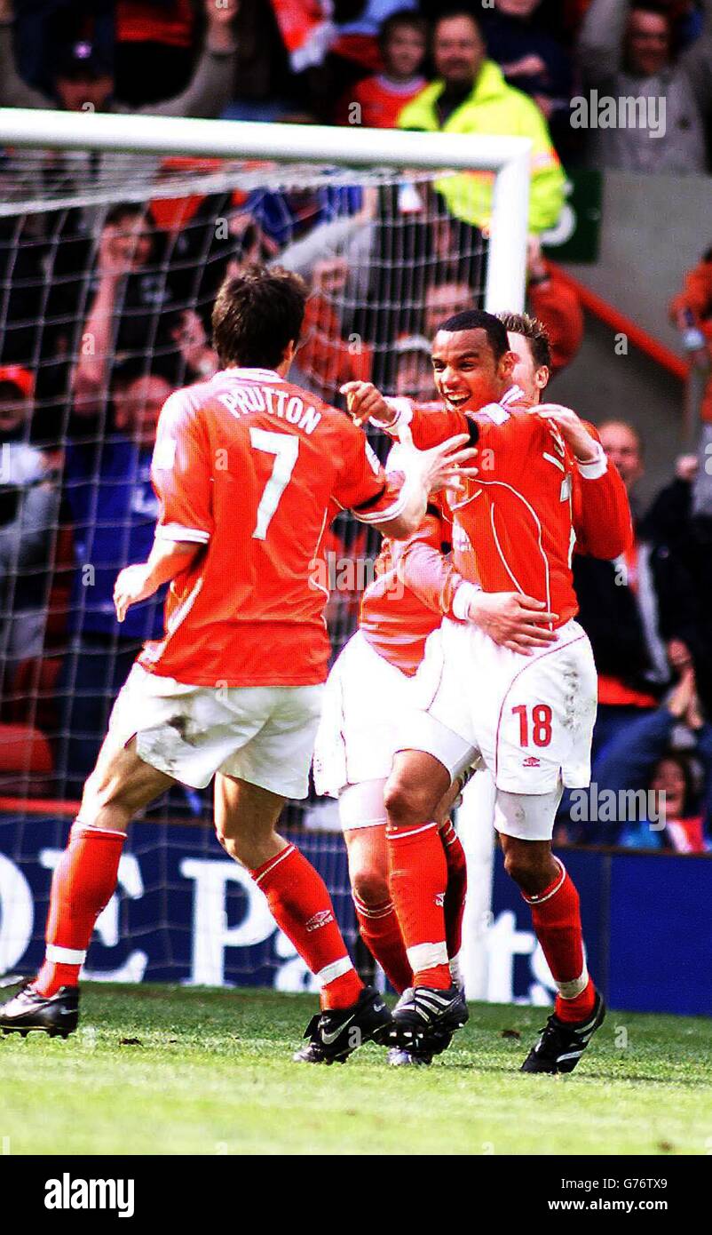 Mathieu Louis-Jean von Nottingham Forest (rechts) feiert sein Tor mit Teamkollegen während des Spiels der Nationwide League Division One im Stadtstadion von Nottingham Forest. KEINE INOFFIZIELLE CLUB-WEBSITE. Stockfoto