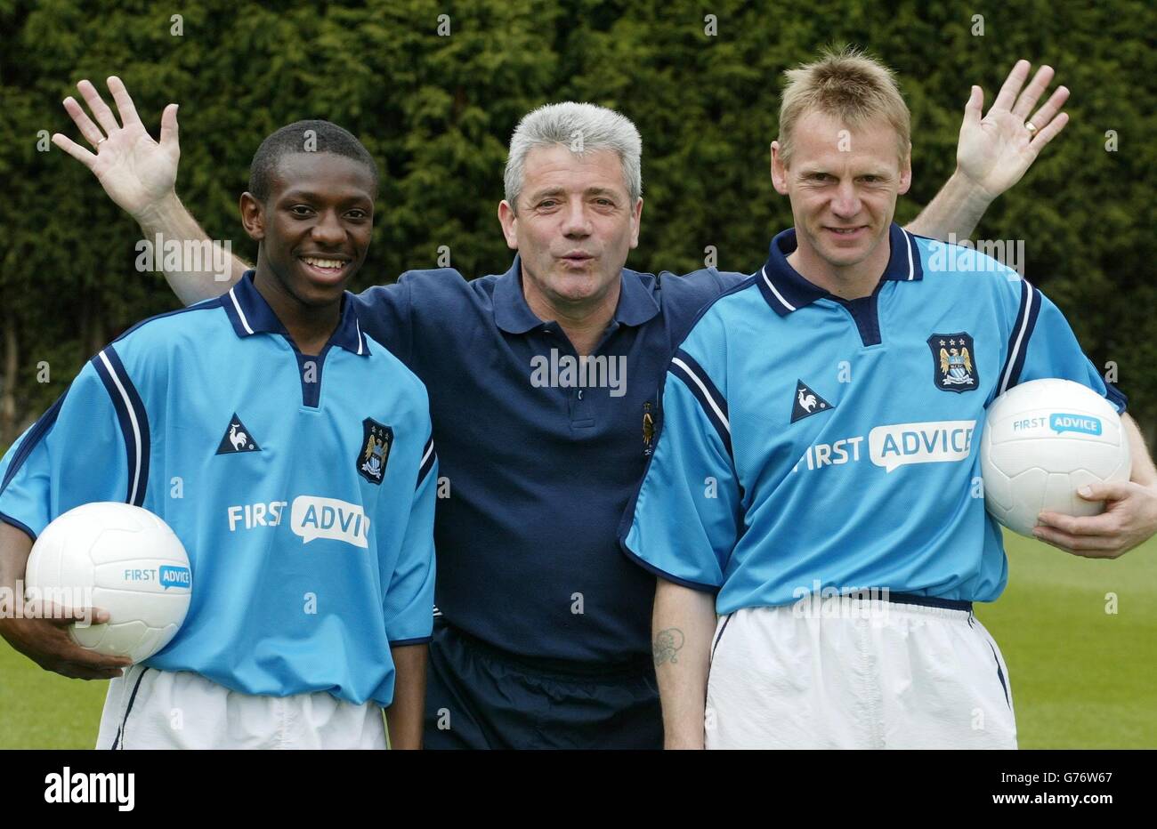 Manchester City Manager Kevin Keegan mit seinen Spielern Stuart Pearce (rechts) und Shaun Wright-Phillips (links) während des neuen 5-m-Sponsorenstarts der ersten Beratung auf dem Carrington Trainingsgelände in Manchester. Manchester City hat eine neue dreijährige Shirt-Sponsoring-Deal mit First Advice Ltd besiegelt, beenden ihre Verbindung mit Computer-Giganten Eidos. KEINE INOFFIZIELLE CLUB-WEBSITE. Stockfoto