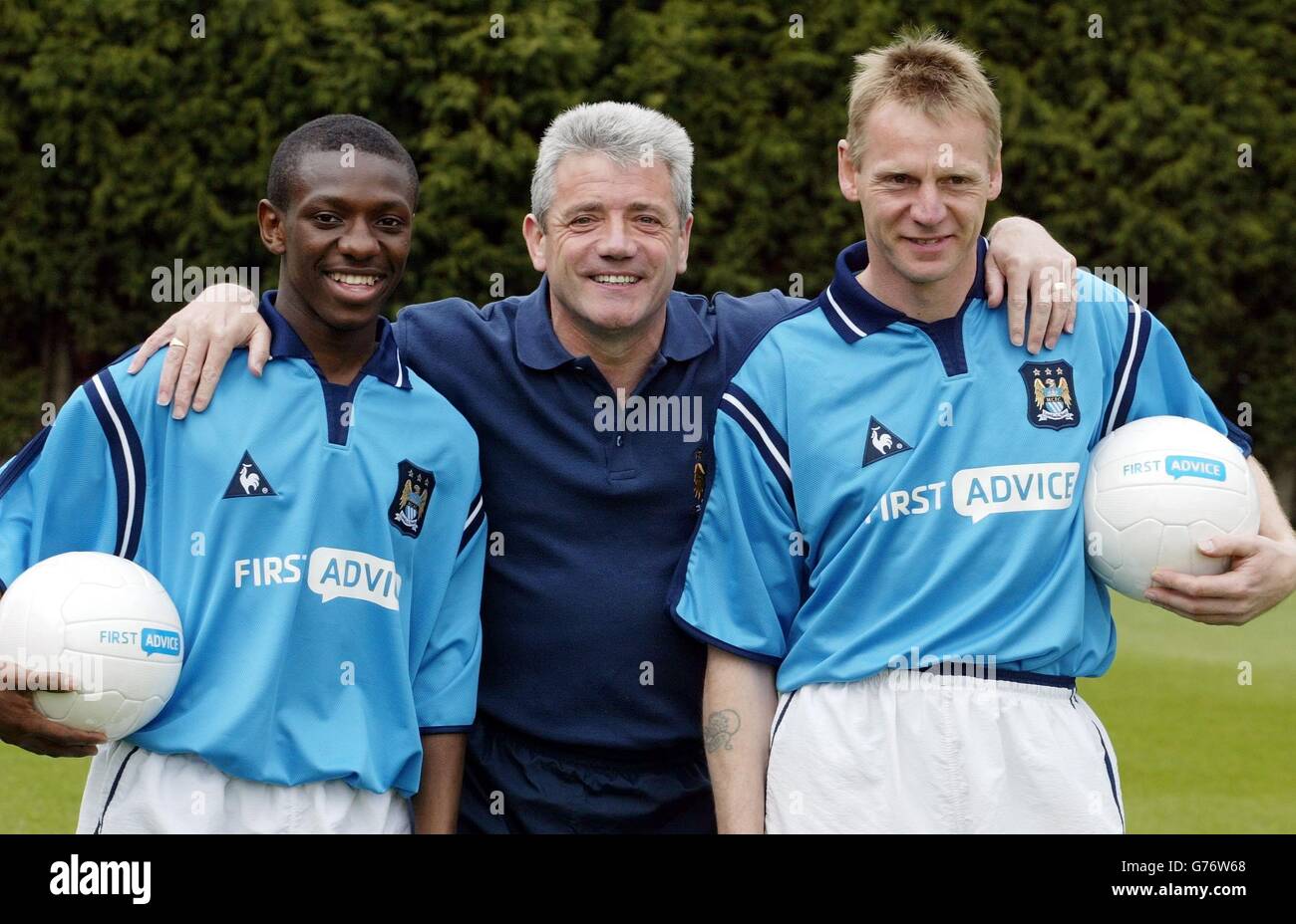 Manchester City Manager Kevin Keegan mit seinen Spielern Stuart Pearce (rechts) und Shaun Wright-Phillips (links) während des neuen 5-m-Pateners, der erste Rat auf dem Carrington Trainingsgelände in Manchester einbrachte. Manchester City hat mit First Advice Ltd einen neuen dreijährigen Trikot-Sponsorenvertrag abgeschlossen, der die Zusammenarbeit mit dem Computergiganten Eidos beendet. . Stockfoto