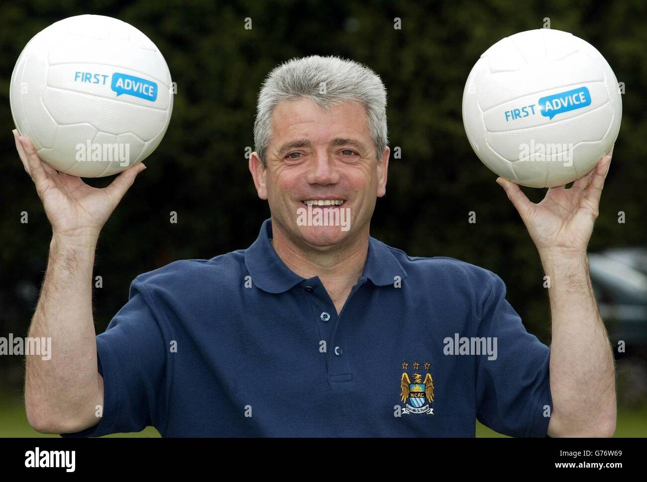 Manchester City Manager Kevin Keegan posiert mit zwei Fußbällen während des neuen 5-m-Sponser-Launch der ersten Beratung auf dem Carrington Trainingsgelände. Manchester City hat mit First Advice Ltd einen neuen dreijährigen Trikot-Sponsorenvertrag abgeschlossen, der die Zusammenarbeit mit dem Computergiganten Eidos beendet. . Stockfoto