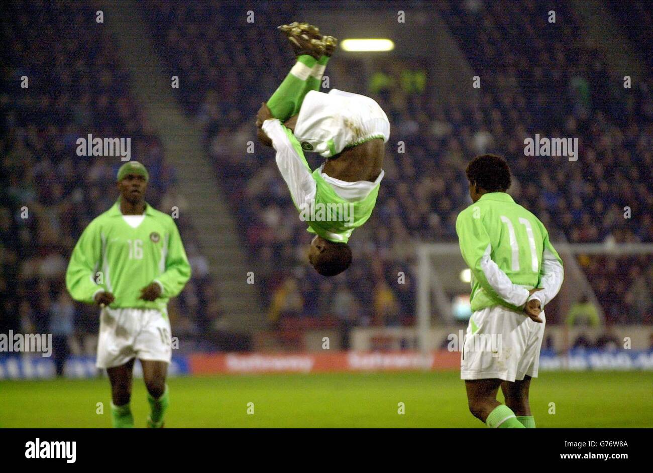 Der nigerianische Julius Aghahowa (Mitte) spielt Akrobatik, als er sein zweites Tor gegen Schottland während des Freundschaftsspiels International im Pittodrie Stadium, Aberdeen, Schottland, feiert. Stockfoto
