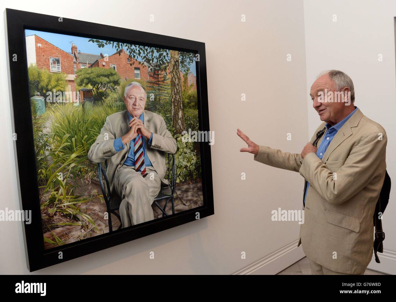 Der ehemalige Bürgermeister von London, Ken Livingstone, sieht in der National Portrait Gallery in London zum ersten Mal ein neues Selbstporträt des Künstlers Andrew Tift, das quadratische Acrylgemälde ist das neueste Auftragsporträt der Galerie und Teil des BP Portrait Award. Stockfoto