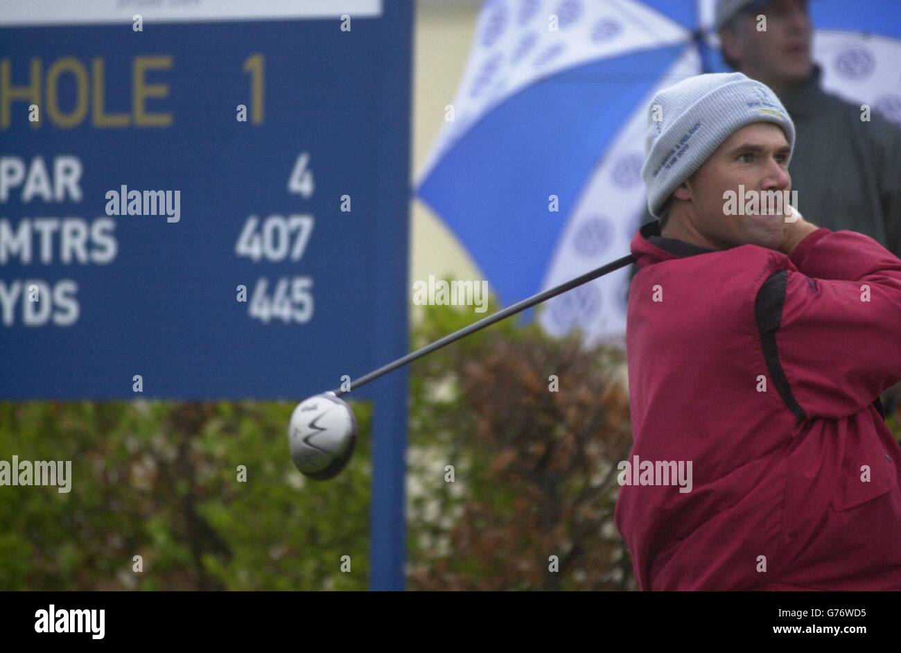 Padraig Harrington schlägt am zweiten Tag der Seve Trophy, Fourballs Stage, am ersten Loch in Druids Glen in Co. Wicklow, Irland ab. Harrington ist Partner von Paul McGinley gegen Seve Ballesteros und Jose Maria Olazabal. Stockfoto