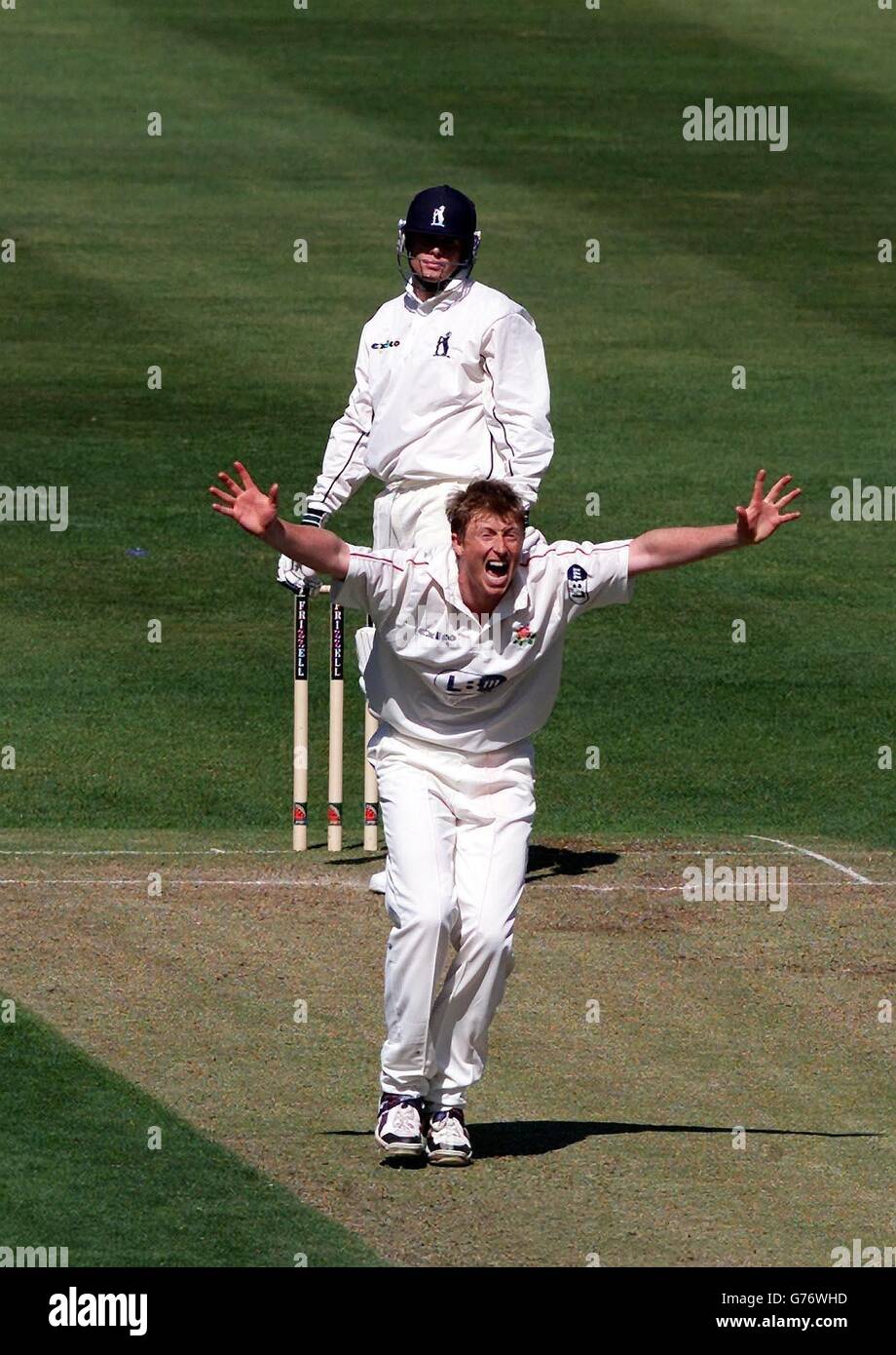 Lancashire's Glen Chapple appelliert erfolgreich an das Dickicht von Shaun Pollock, der LBW für 16 während des Eröffnungstages des Spiels der Frizzell County Championship in Edgbaston, Birmingham, gefangen hatte. Stockfoto