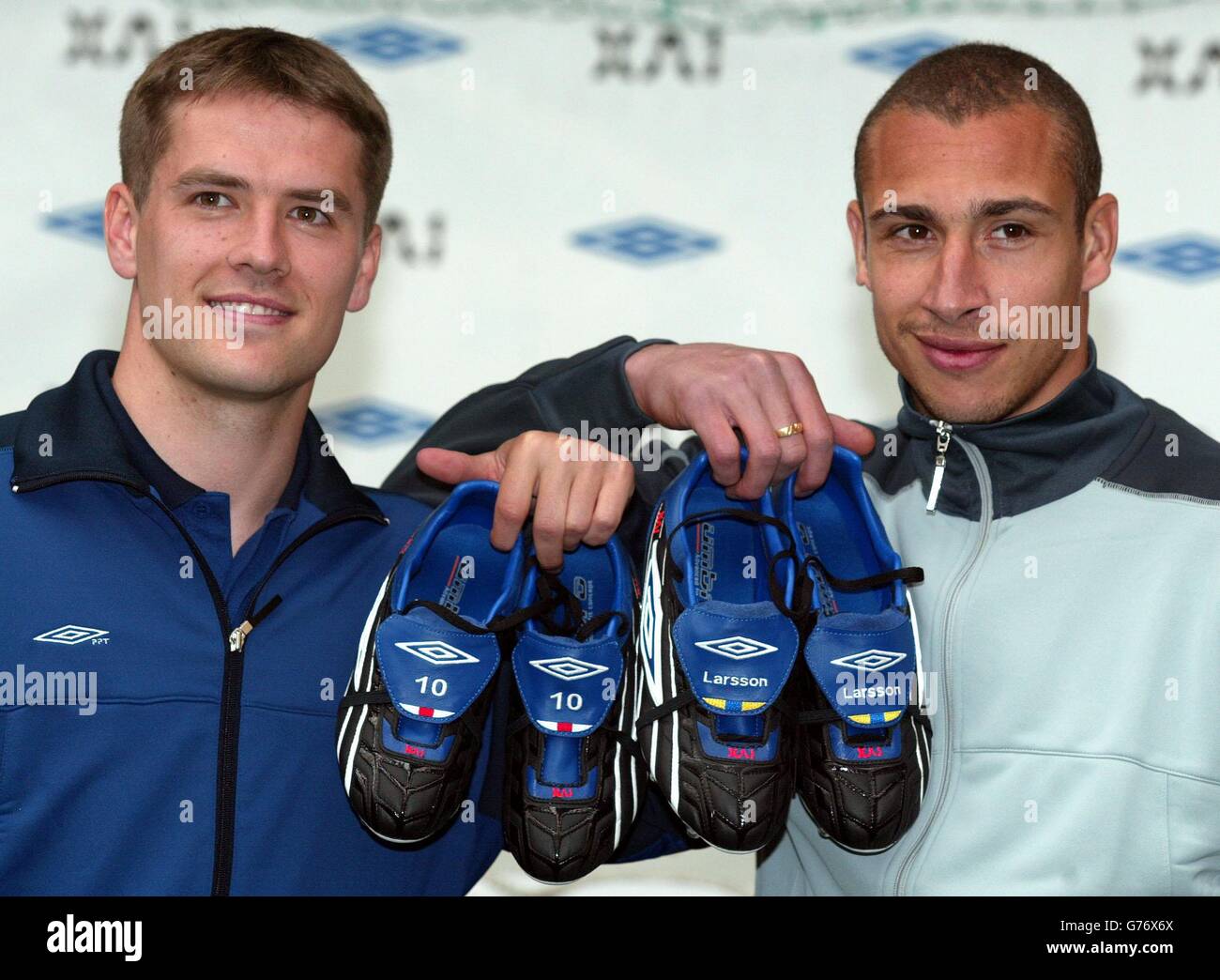 Die englischen und schwedischen Stürmer Michael Owen und Henrik Larsson gehen beim Start des neuen XAI Umbro-Schuhs vor dem Länderspiel in dieser Sommer-Weltmeisterschaft Kopf an Kopf in Old Trafford, Manchester. Stockfoto