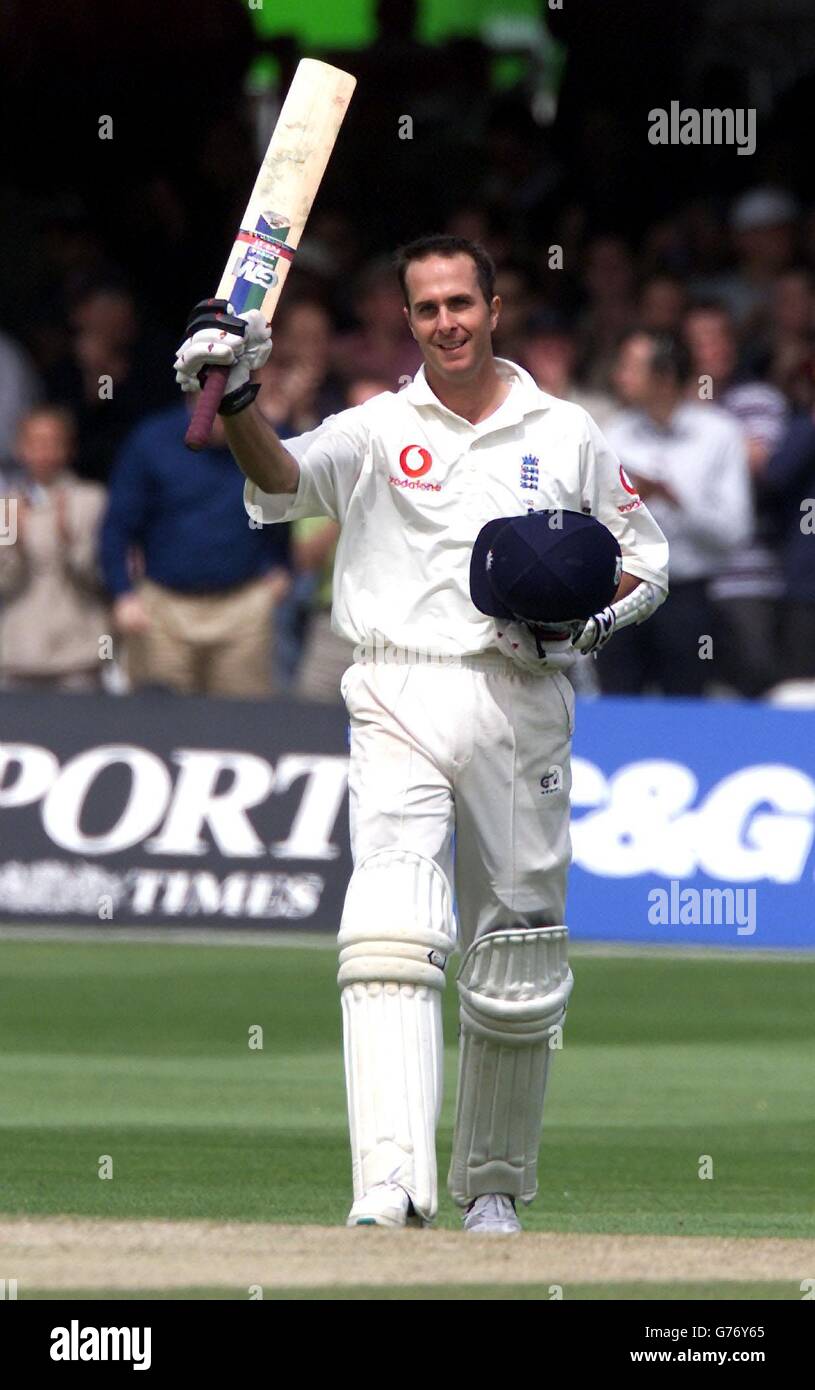Der englische Michael Vaughan feiert am vierten Tag des ersten npower-Test-Spiels gegen Sri Lanka auf dem Lords Cricket Ground seine 100. Stockfoto