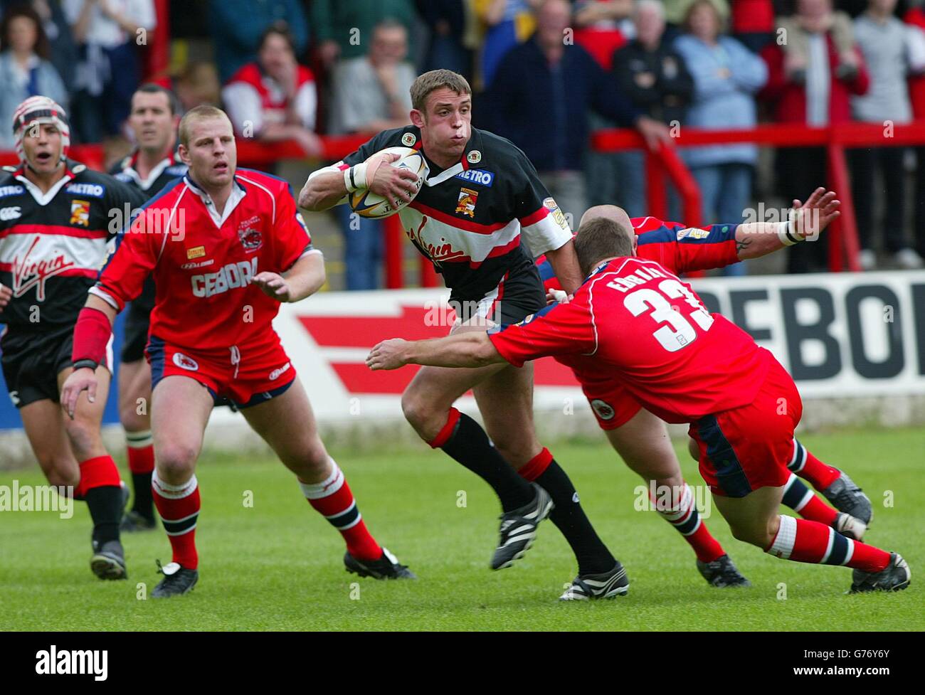 Salford / London Broncos. Rob Purdham von London Bronco fährt während des Super League-Spiels bei den Willows in Salford an Greg Ebrill (Nr. 33) von Salford City Red vorbei. Stockfoto