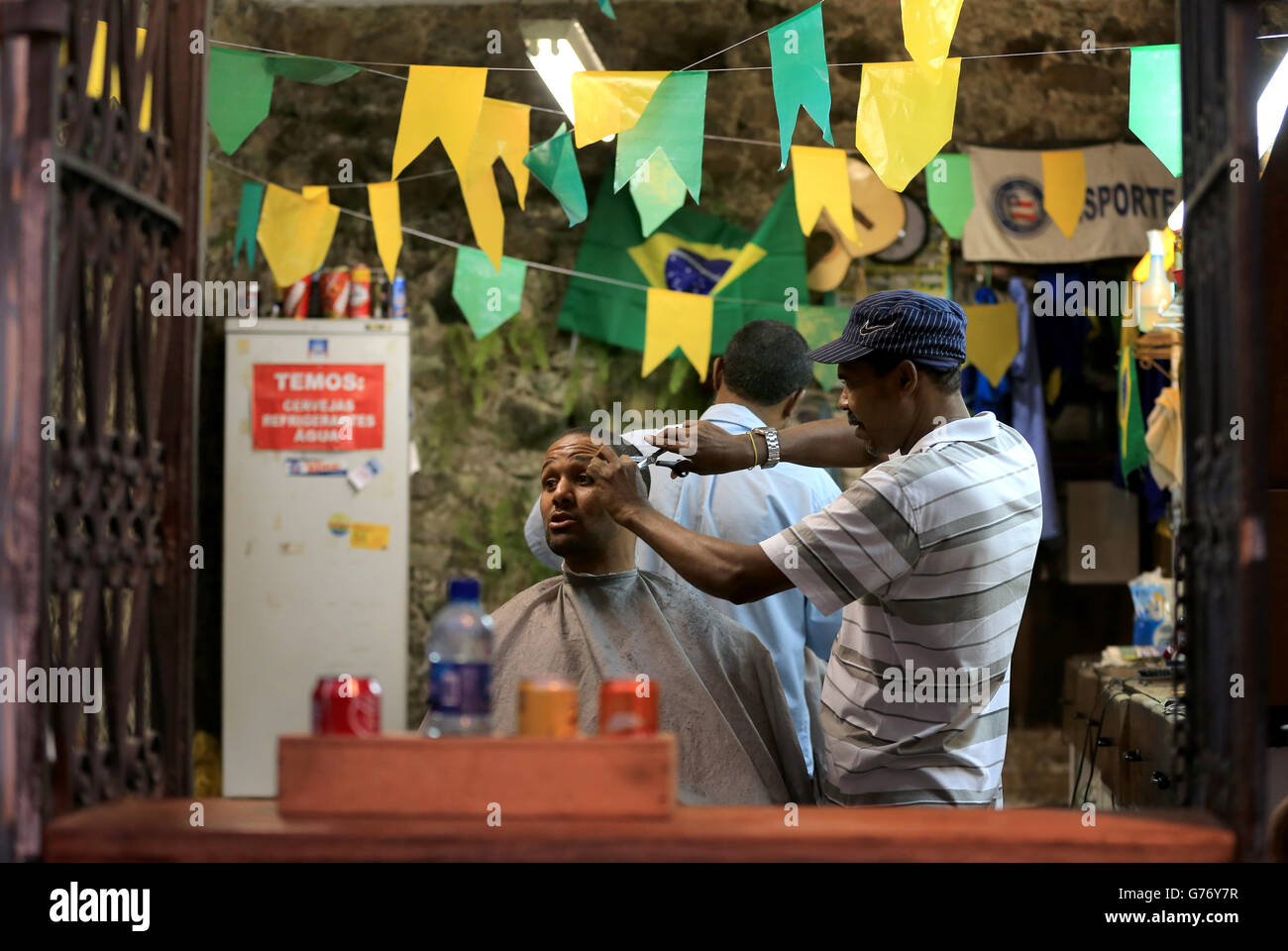 Fußball - FIFA Fußball-Weltmeisterschaft 2014 - Salvador City Stock. Der Mann bekommt im Friseur im historischen Zentrum von Salvador die Haare geschnitten Stockfoto