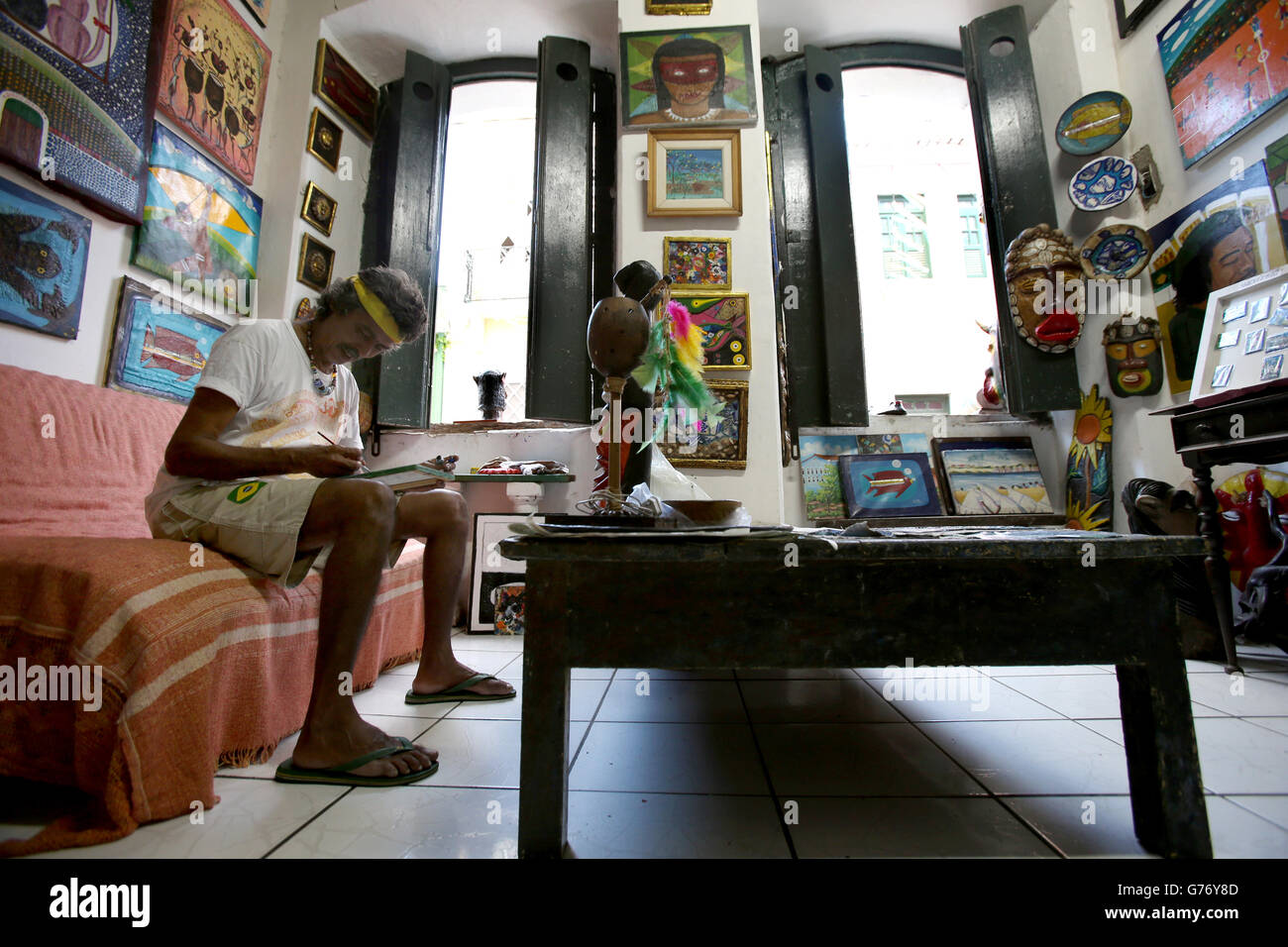 Fußball - FIFA Fußball-Weltmeisterschaft 2014 - Salvador City Stock. Künstler malt in Salvador in seiner Galerie im historischen Zentrum von Salvador Stockfoto