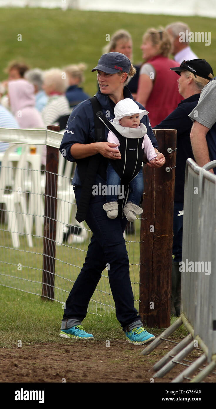 Die britische Zara Phillips geht mit ihrer Tochter Mia Grace während des dritten Tages des St. James's Place Wealth Management Barbury International Horse Trials in Wiltshire. Stockfoto