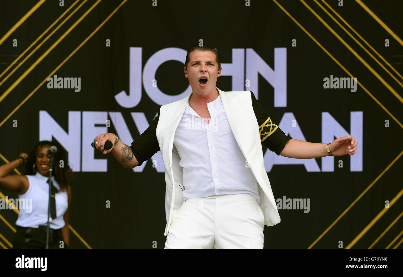 Wireless Festival - Birmingham. John Newman tritt am zweiten Tag des Wireless Festivals im Perry Park, Birmingham, auf der Bühne auf. Stockfoto