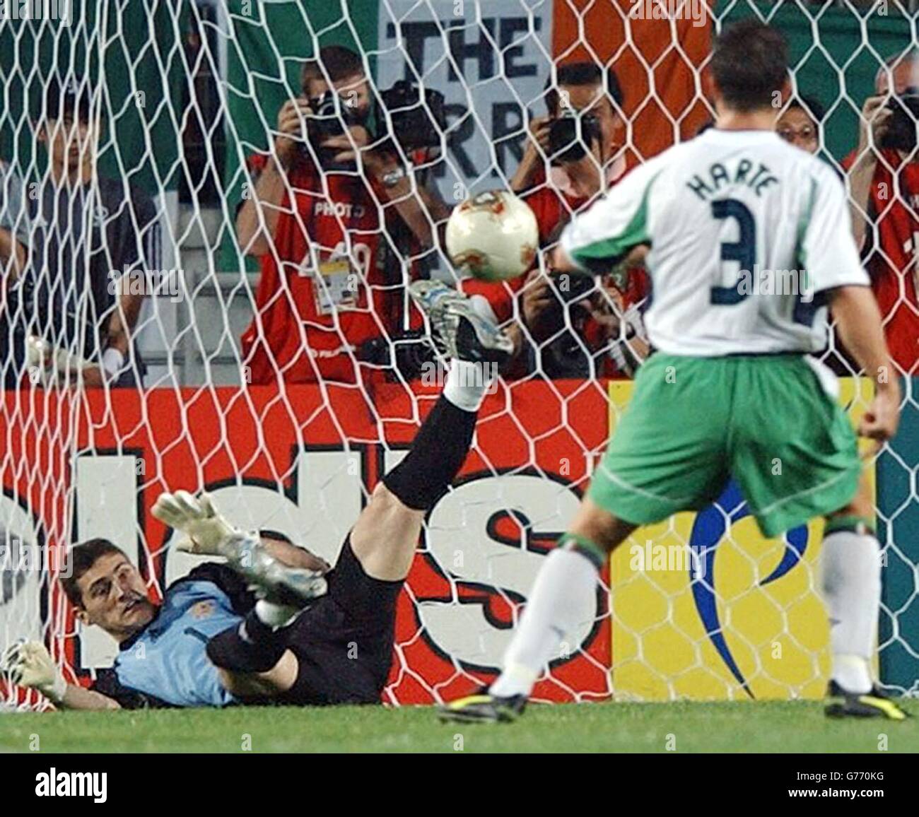 Der spanische Torwart Iker Casillas rettet Ian harte während des zweiten WM-Spiels zwischen Spanien und der Republik Irland in Suwon, Südkorea, die zweite Halbstrafe. Stockfoto