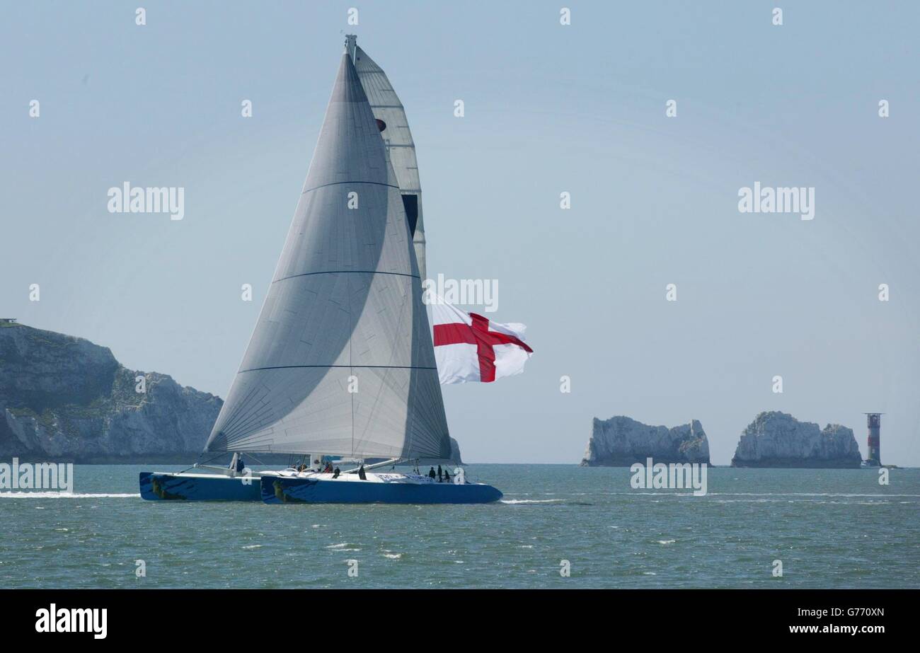 Tracy Edwards' Rekordkatamaran Maiden II kehrt mit einem 1200 Quadratmeter großen Cross of St. George zur Unterstützung der englischen Fußballweltmeisterschaft zum Solent zurück. *... Die 13 Mann starke Crew fuhr in 24 Stunden 697 Seemeilen über den Nordatlantik, um den Rekord von Steve Fossetts Yacht Playstation, dem amerikanischen Sportler, zu überstehen. Das 110-Fuß-Schiff ist zurück in den Heimatgewässern, um am prestigeträchtigen Round the Island Race von Cowes, Isle of Wight, teilzunehmen. Stockfoto