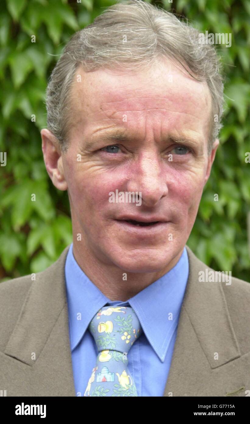 Jockey Pat Eddery kommt auf der Ascot-Rennstrecke in Bekshire an, nachdem er die Anzahl der Rennsiege von Lester Piggot überholen und die Motarmill Organic Dairy-Stutfohlen bei Goodwood gewonnen hat. *... Pat Eddery, der jetzt 4,494 Siege errungen hat, hat jetzt die zweithöchste Anzahl an Flachrennen in Großbritannien verzeichnet, hinter Sir Gordon Richards, der 4,870 nationale Rennen auf der flachen Ebene gewonnen hat. Stockfoto