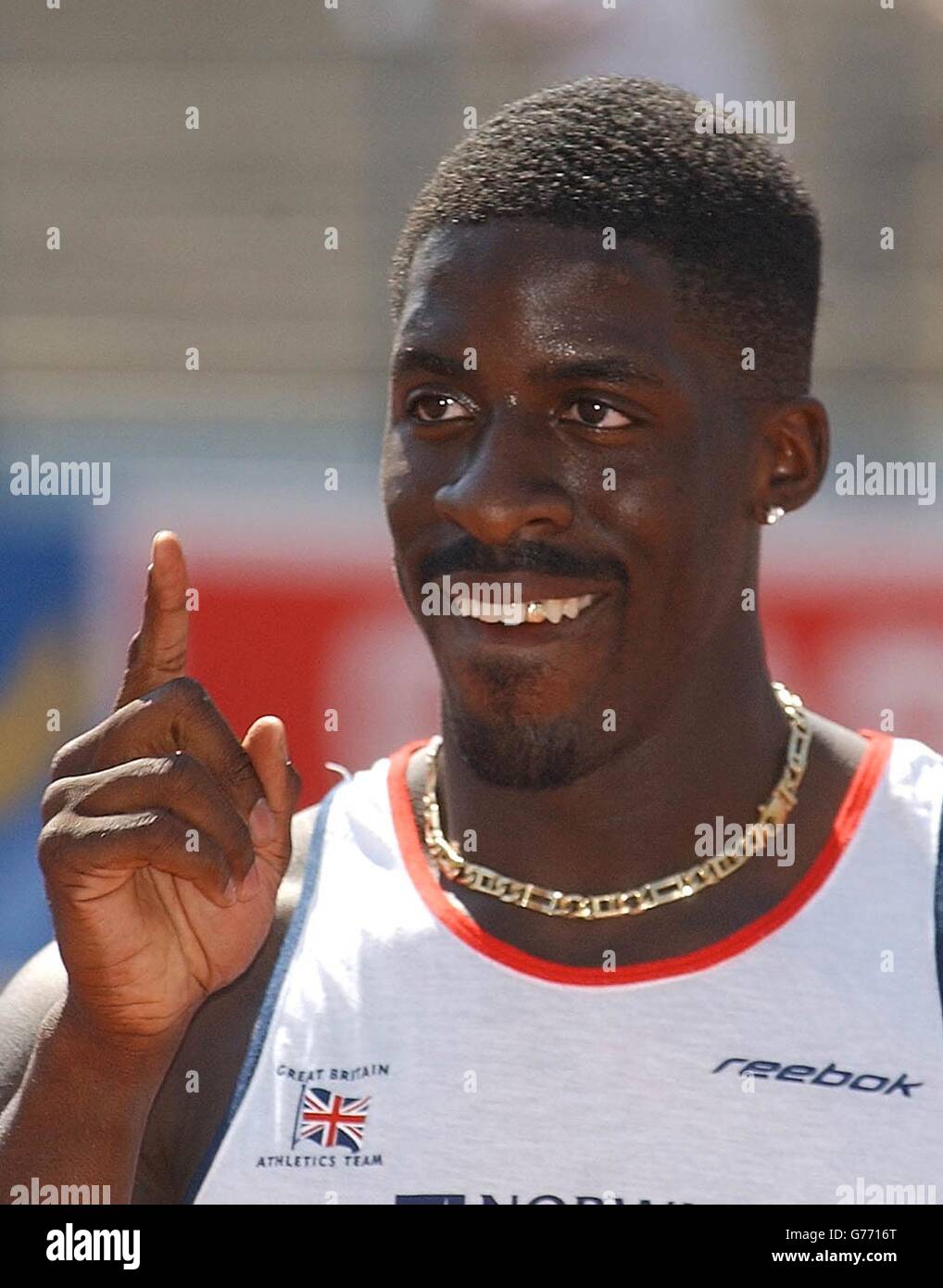 Dwain Chambers of Great Britain nach dem 100-m-Sieg beim European Cup Athletics Competition in Annecy, Frankreich. 24/07/02 : Paula Radcliffe und Dwain Chambers. Radcliffe und Chambers wurden als Kapitäne des Teams der Norwich Union, Großbritannien und Nordirland, für die Europameisterschaften im nächsten Monat benannt, die vom 6. Bis 11. August in München stattfinden. Chambers sagte: „Ich habe es genossen, beim Europapokal in Annecy als Mannschaftskapitän der Norwich Union GB zu arbeiten und hoffe, dass ich in München mit gutem Beispiel vorangehen kann“. Radcliffe sagte: „Ich freue mich sehr, dass ich als Teamkapitän der Frauen von Norwich Union GB und ähnlich gefragt wurde Stockfoto