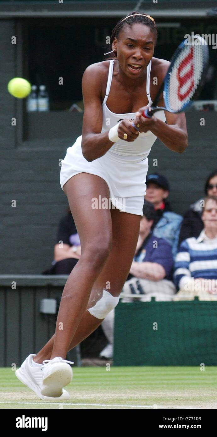 FÜR , KEINE KOMMERZIELLE NUTZUNG : Top-Frauen Samen Venus Williams aus Amerika im Einsatz gegen Elena Likhovtseva von Russland im Viertelfinale auf Center Court in Wimbledon. Stockfoto