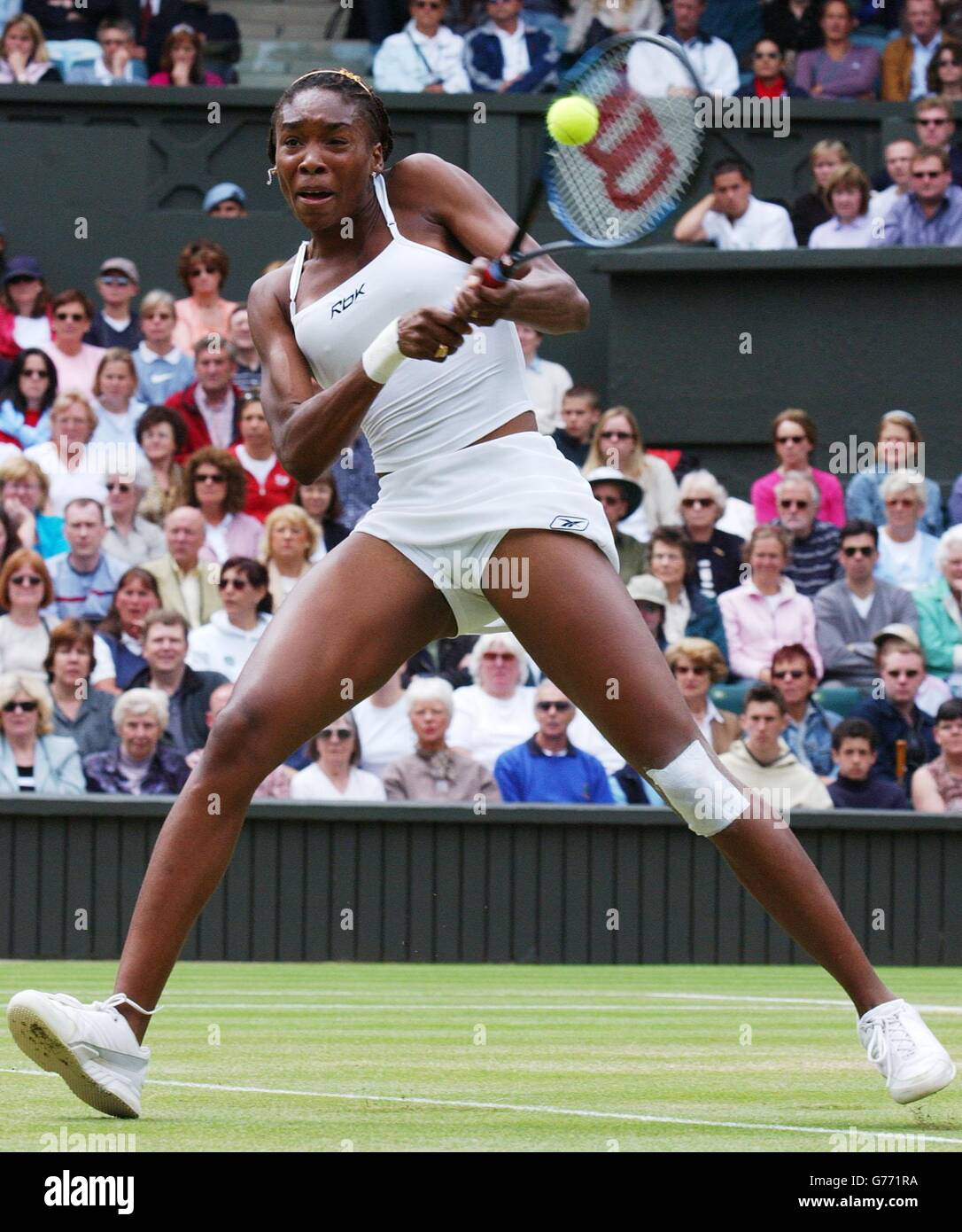 FÜR , KEINE KOMMERZIELLE VERWENDUNG. Top-Frauen-Samen Venus Williams aus Amerika in Aktion gegen Elena Likhovtseva aus Russland im Viertelfinale auf Center Court in Wimbledon. Stockfoto