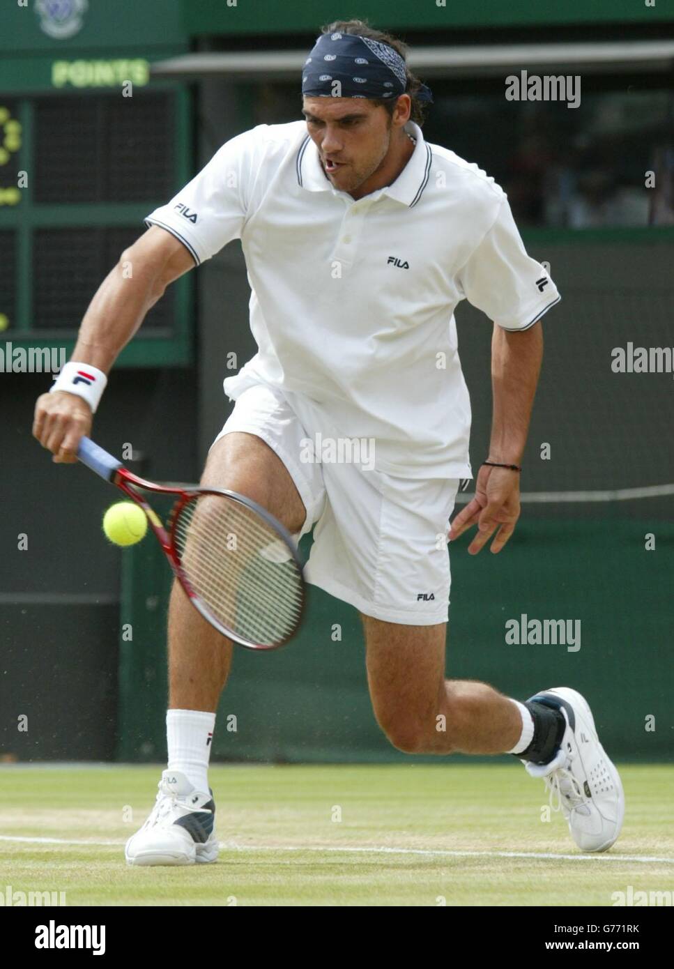 NUR FÜR REDAKTIONELLE ZWECKE, KEINE KOMMERZIELLE NUTZUNG. Mark Philippoussis aus Australien im Verfahren gegen Richard Krajicek aus den Niederlanden vor Gericht 1 in Wimbledon . Stockfoto NUR FÜR REDAKTIONELLE ZWECKE, KEINE KOMMERZIELLE NUTZUNG. Mark Philippoussis aus Australien im Verfahren gegen Richard Krajicek aus den Niederlanden vor Gericht 1 in Wimbledon . Stockfoto