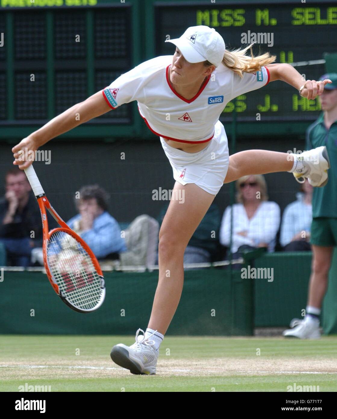 FÜR , KEINE KOMMERZIELLE VERWENDUNG. Justine Henin, die 6. Startin aus Belgien im Einsatz gegen Monica Seles aus den USA im Viertelfinale der Damen auf dem Center Court in Wimbledon. Stockfoto