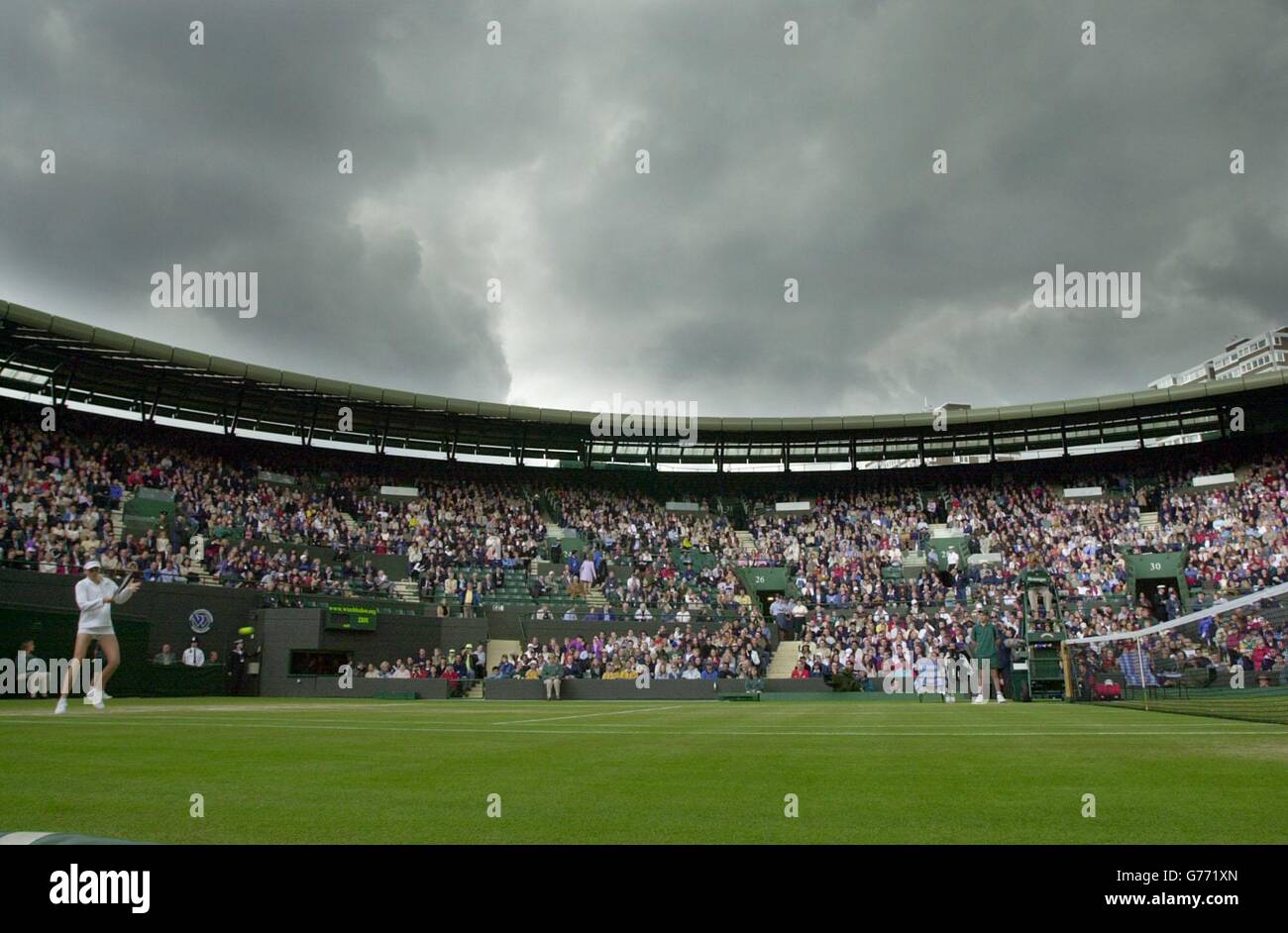 KEINE KOMMERZIELLE NUTZUNG. Regenwolken treffen sich, als Daniela Hantuchova, die 11. Seed aus der Slowakei, sich für ihr Spiel gegen Serena Williams aufwärmt, die 2. Seed aus den USA im Damen-Viertelfinale am Court One in Wimbledon heute. Stockfoto