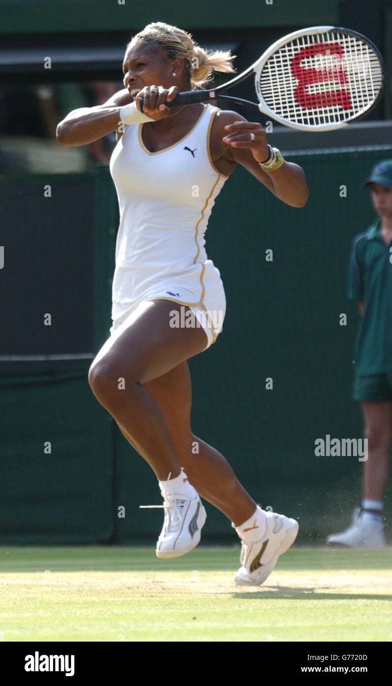KEINE KOMMERZIELLE NUTZUNG. Serena Williams, die 2. Seed aus den USA im Kampf gegen Daniela Hantuchova, die 11. Seed aus der Slowakei im Damen-Viertelfinale am Court One in Wimbledon. Stockfoto