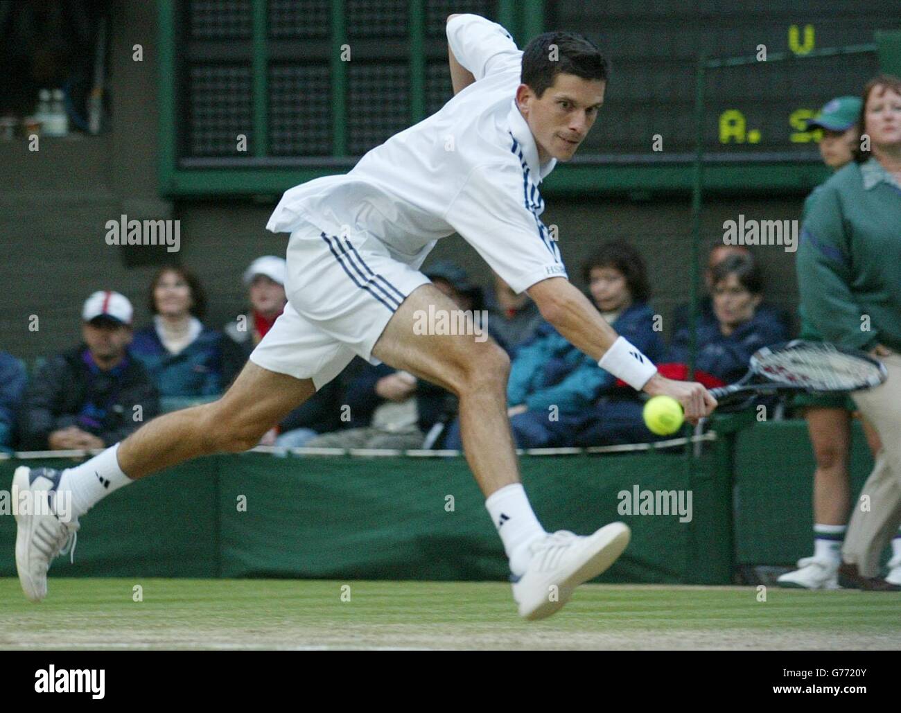 NUR FÜR REDAKTIONELLE ZWECKE, KEINE KOMMERZIELLE VERWENDUNG. Der britische Tennis-Einzelstar Tim Henman bei den Männern in seinem Viertelfinalspiel gegen Andre Sa aus Brasilien auf dem Center Court in Wimbledon. Stockfoto NUR FÜR REDAKTIONELLE ZWECKE, KEINE KOMMERZIELLE VERWENDUNG. Der britische Tennis-Einzelstar Tim Henman bei den Männern in seinem Viertelfinalspiel gegen Andre Sa aus Brasilien auf dem Center Court in Wimbledon. Stockfoto