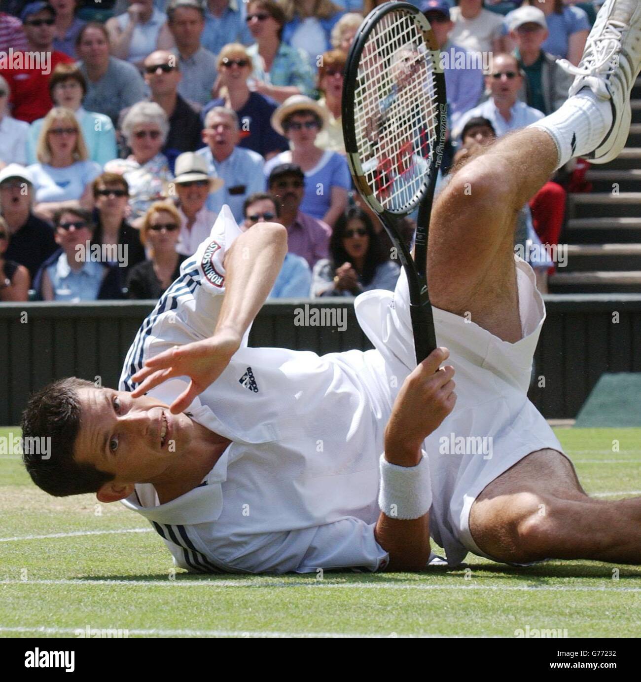KEINE KOMMERZIELLE NUTZUNG. Der britische Tennisstar Tim Henman bei den Herren im Einzel im Viertelfinale gegen Andre Sa aus Brasilien auf dem Center Court in Wimbledon. Stockfoto
