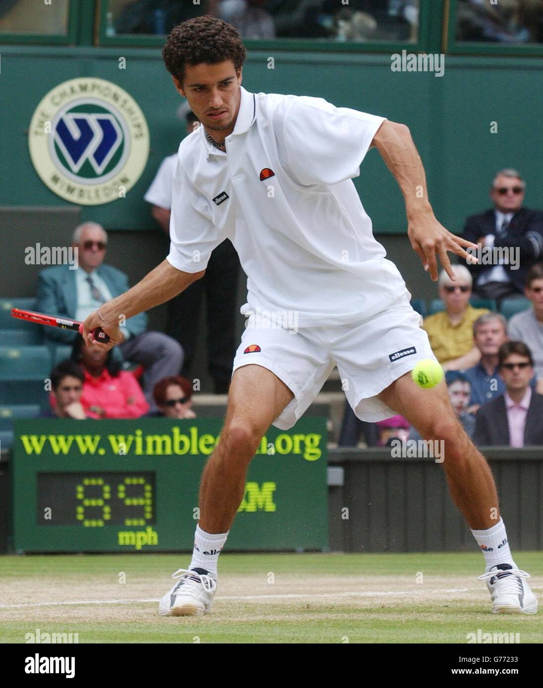 KEINE KOMMERZIELLE NUTZUNG. Andre Sa aus Brasilien im Viertelfinale auf dem Center Court in Wimbledon gegen den britischen Spitzenmänner Tim Henman in Aktion. Stockfoto